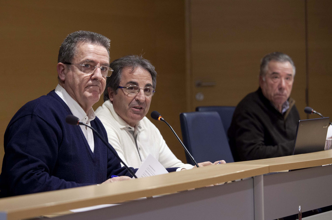 El presidente, Josep A. Gómez Muro, flanqueado por el secretario del Colegio, Íñigo Lyon Magriñà, y el tesorero, Jordi Vilà Julià.