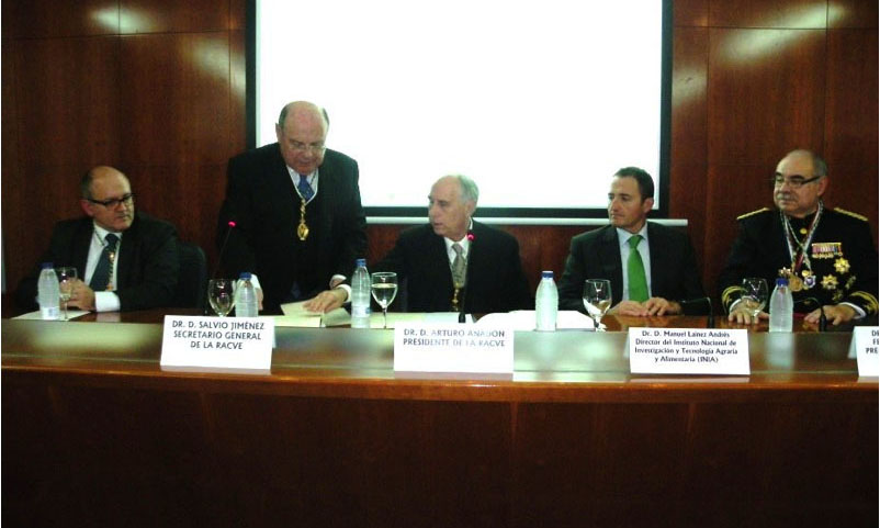 De izquierda a derecha: Andrés Hermida Trastoy (secretario general de Pesca del MAGRAMA), doctor. Jiménez (secretario general), doctor Anadón (presidente de la RACVE), Manuel Lainez, director del INIA, y doctor Caparrós (presidente de la Sección 5ª).