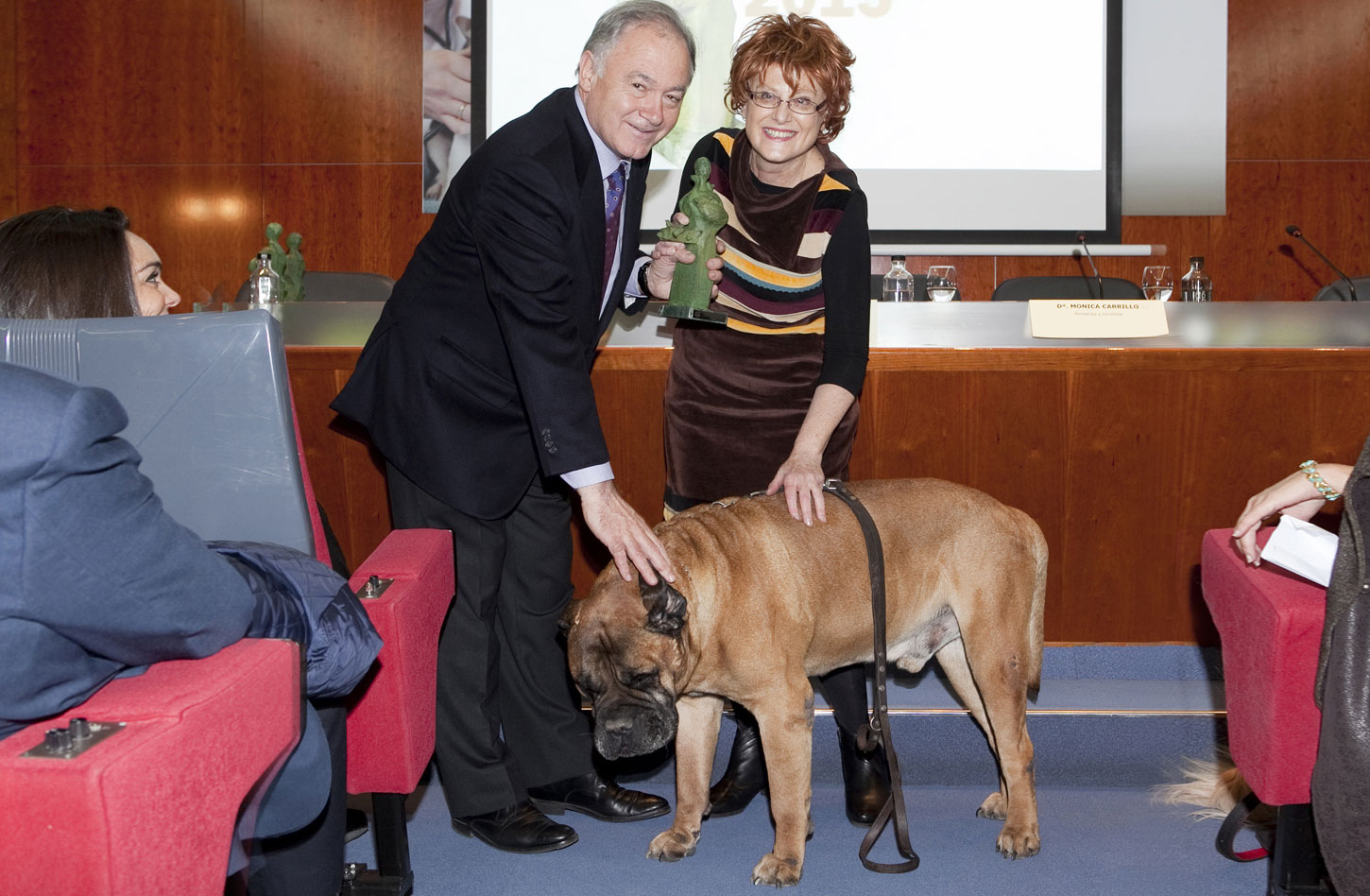 Felipe Vilas y Marta Esteban posan con Nano, el hermano de “Truman”.