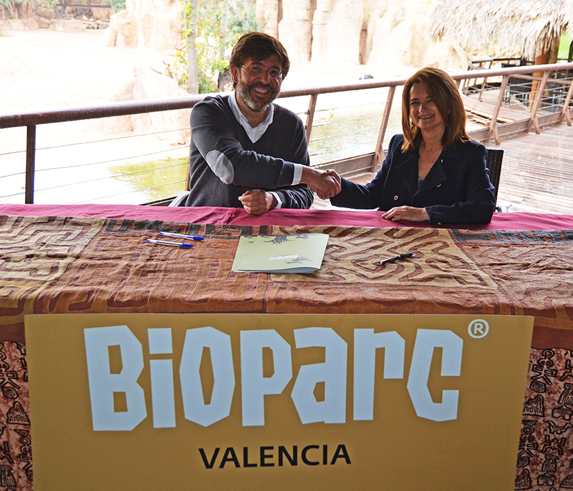 Daniel Pons e Inmaculada Ibor durante la firma del convenio.