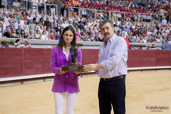 Tomás Fisac entrega el Premio a la ganadera Pilar de Prado.