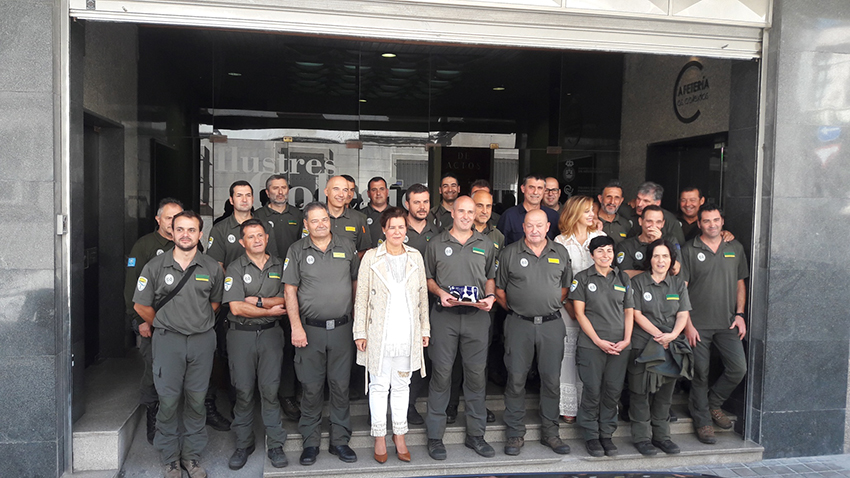 La presidenta del Colegio de Lugo, Ana María López, con los agentes medioambientales.