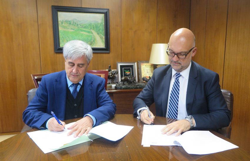 Juan José Badiola y Santiago de Andrés Juárez firman el Convenio.