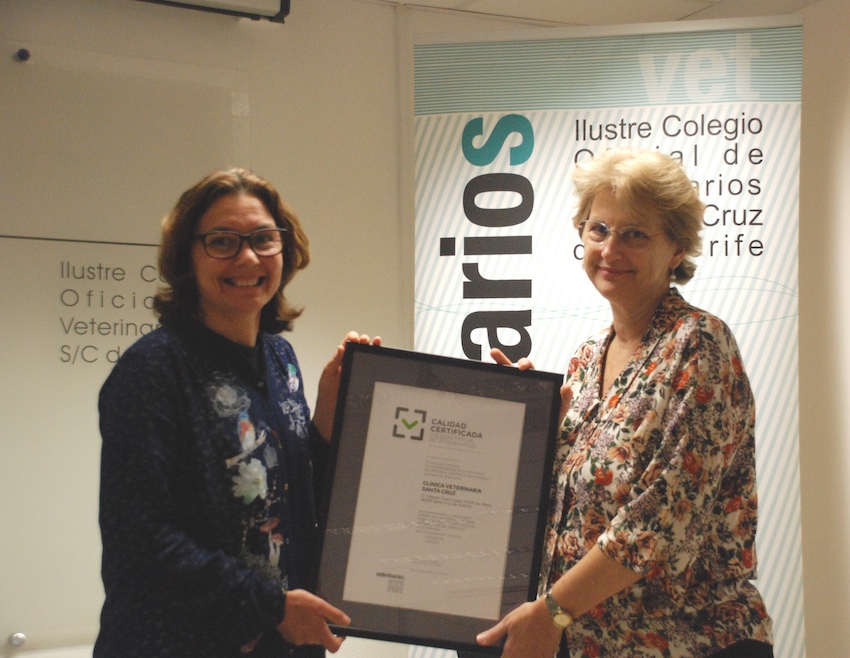 María Luisa Fernández entrega el diploma de la acreditación a Sandra Pacheco.