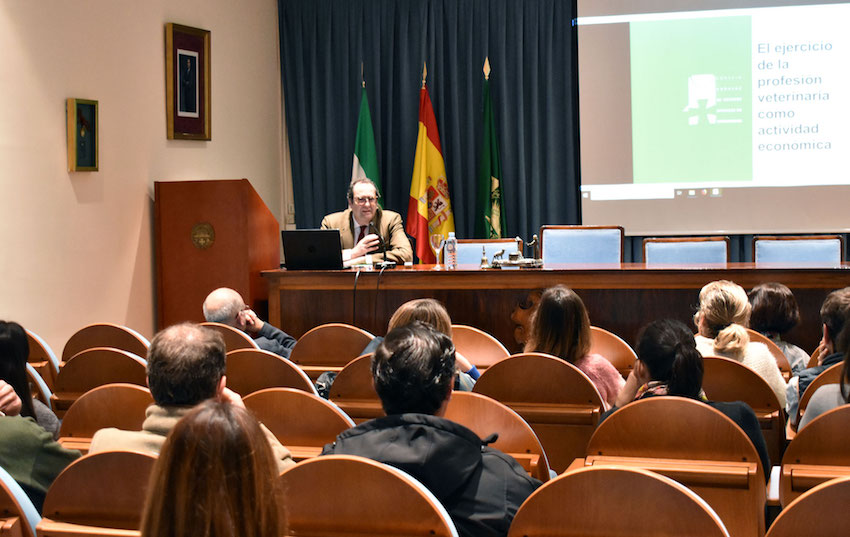 Antonio López Carrasco se dirige a los asistentes a la Jornada.