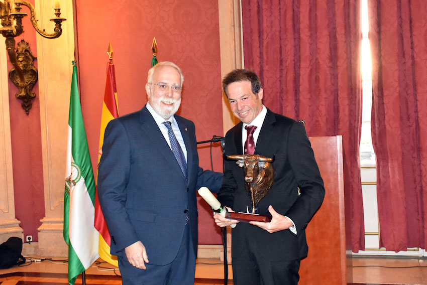 Ignacio Oroquieta entrega el premio al ganadero Justo Hernández Escolar.