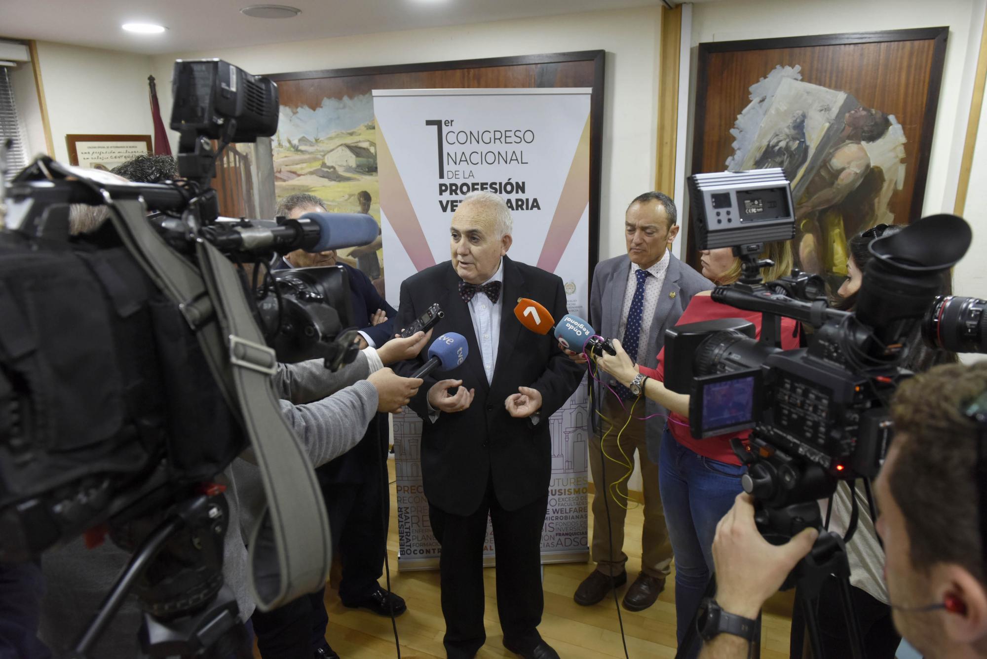 Fulgencio Fernández atiende a los medios durante la rueda de prensa.