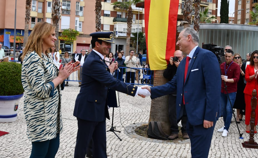 El Coronel Jesús Caballero saluda a José Marín Sánchez tras entregarle la distinción.